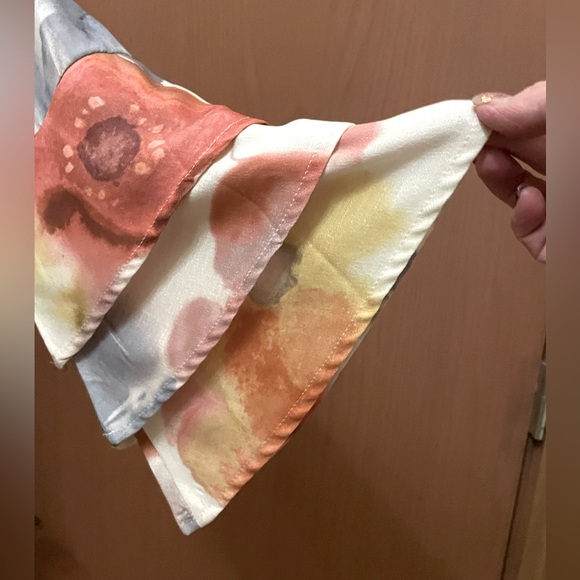 Noracora XL midi length dress with fan out layered sleeves in a floral pattern - Picture 4 of 10